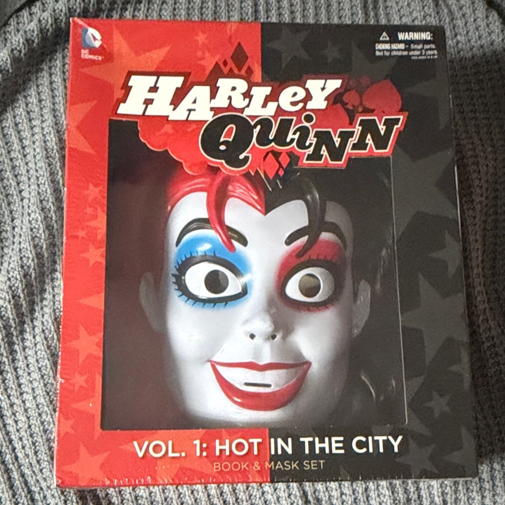 DC Comics Harley Quinn Red comic and Mask Set